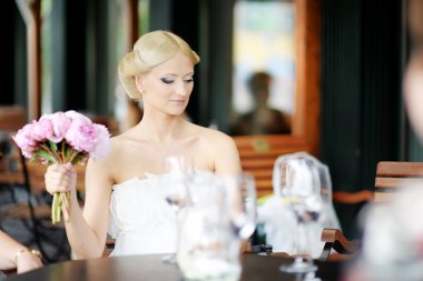 Şampanya içmeye gelin