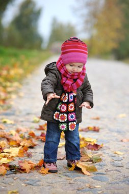 bir sonbahar Park sevimli bebek
