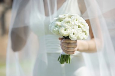 Gelin elinde güzel düğün çiçekleri buketi