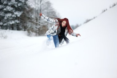 snowy orman genç kadın