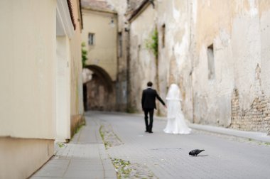 Gelin ve damat walking away