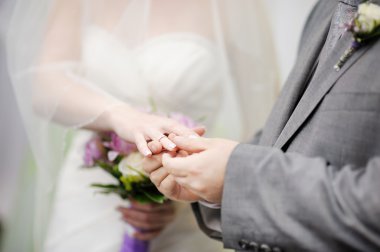 gelinin parmağında bir yüzük koyarak damat