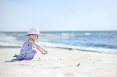 bir kum plajı çok güzel bebek kız