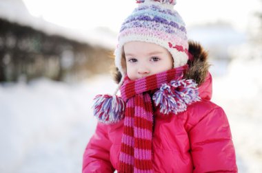 küçük kız mor wintercoat içinde yürüyüş