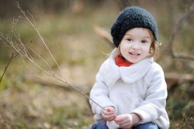 erken ilkbahar veya sonbaharda çok güzel kız