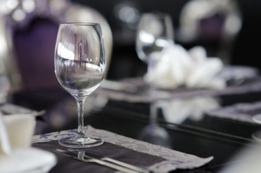 bir tablo üzerinde şarap kadehi