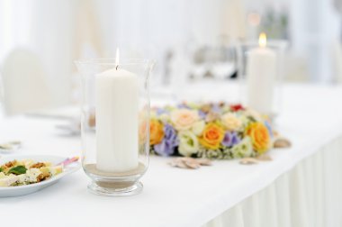 Bir etkinlik ya da düğün resepsiyonu için masa hazır.