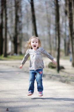 çok güzel bebek kız açık havada atlama