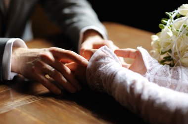 Gelin ve damat onların elele