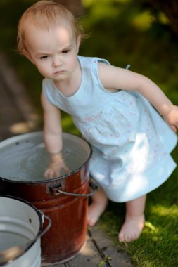 küçük bebeğim bir bahçede yürüyüş