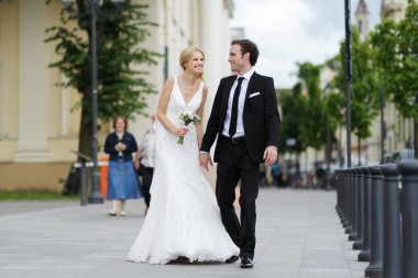 Gelin ve damat bir şehirde yürüyüş