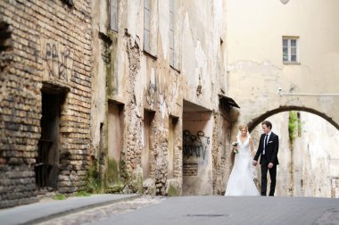 Gelin ve damat bir şehirde yürüyüş