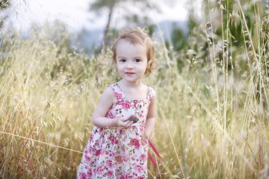 sevimli kız güzel bir çiçek elbise