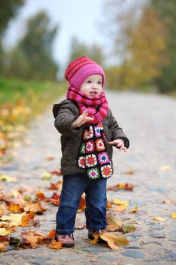 bir sonbahar Park sevimli bebek