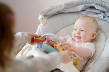 ablası ile oynarken sevimli bebeğim