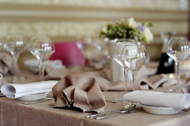 şenlikli bir masada şarap bardakları