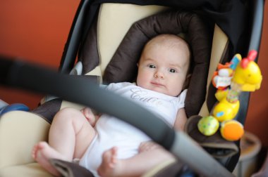 küçük bebek carseat içinde oynarken