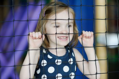 Küçük kız eğleniyor.