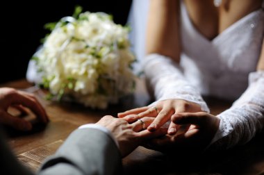 Gelin ve damat onların elele