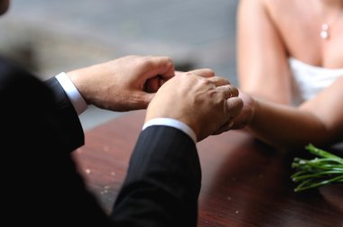 Gelin ve damadın elleri ile nikah yüzükleri