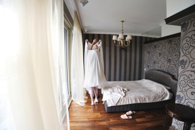 gelin düğün elbisesini giyiyor