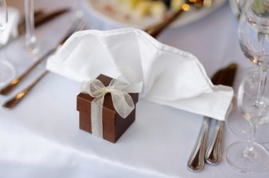 Festival partisi ya da akşam yemeği için ayarlanan tablo