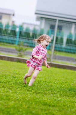 küçük kızı yağmur altında eğleniyor