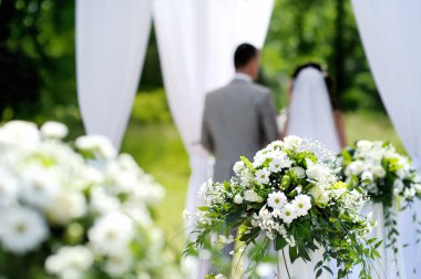 Düğün süslemeleri beyaz çiçekler