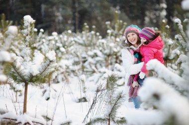 genç anne ve kızı, kış