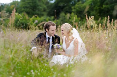 Gelin ve damat bir çayır oturan