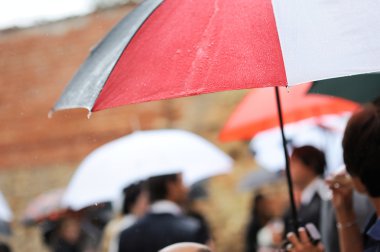 bir şemsiye yağmur altında