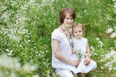 küçük bebek kız ve annesi