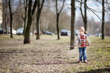 sevimli kız bahar gününde eğleniyor