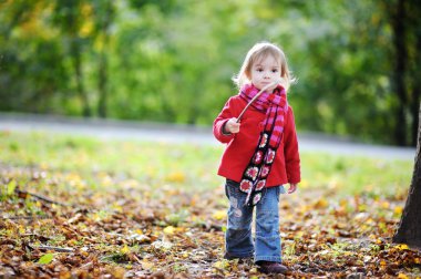 bir sonbahar Park sevimli bebek