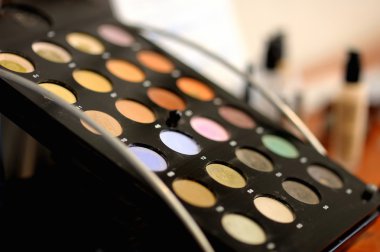 renkli göz gölgeler dizi