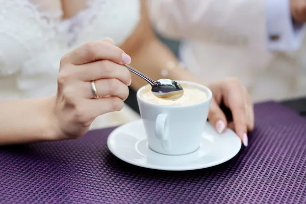 Bride drinking coffee — Stock Photo, Image