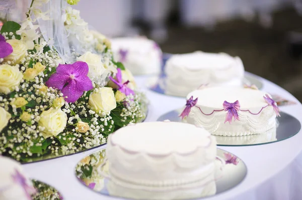 Delicioso bolo de casamento branco — Fotografia de Stock