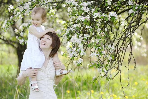 Joven madre y su hija — Foto de Stock