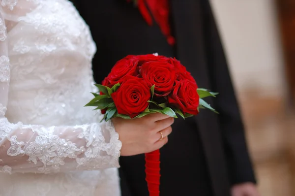 Νύφη κρατώντας άσπρο γαμήλιο μπουκέτο λουλούδια — Φωτογραφία Αρχείου