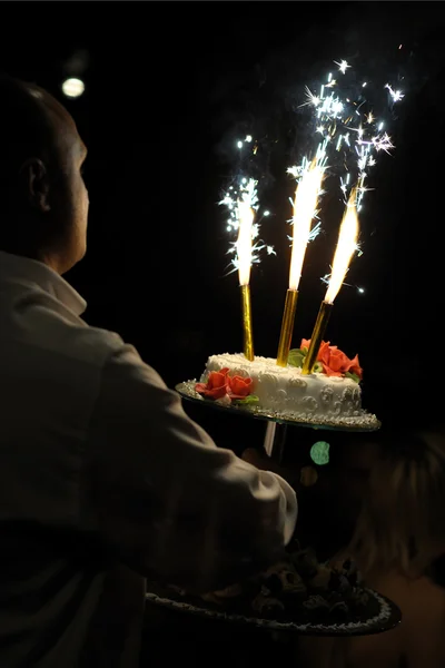 Garçom carregando bolo de casamento branco — Fotografia de Stock