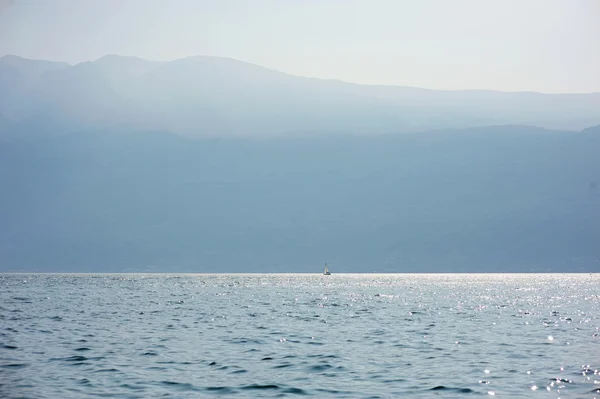 Barca a vela al Lago di Garda — Foto Stock