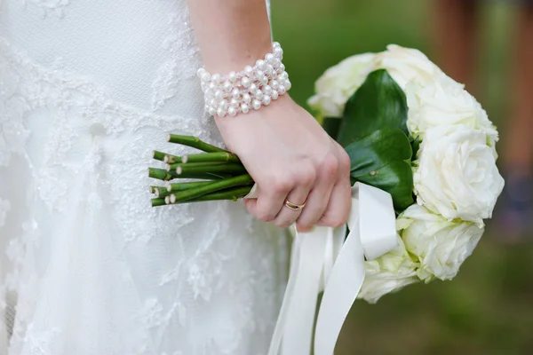 Bruid houden witte bruiloft bloemen boeket — Stockfoto