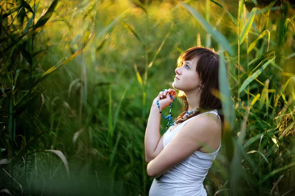 Junge schöne Frau bei einem Sonnenuntergang — Stockfoto