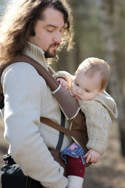 Jonge vader en zijn meisje van de baby — Stockfoto