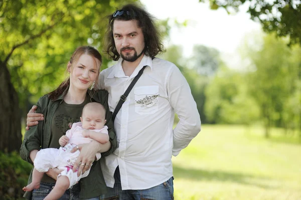 Jeune famille heureuse à l'été — Photo