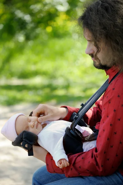 Novorozené miminko v rukou otce — Stock fotografie