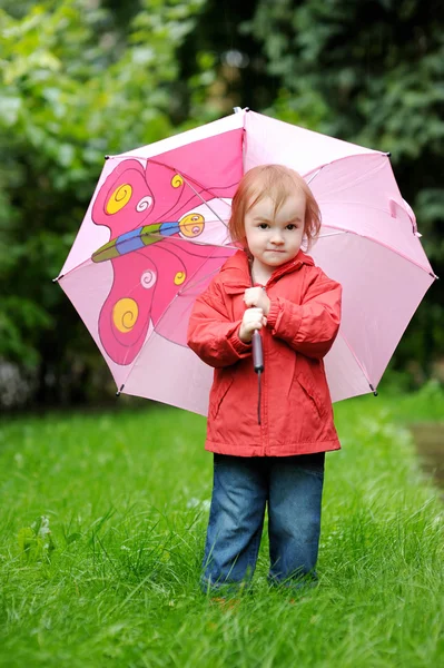 Gadis balita yang manis di hari hujan di musim gugur — Stok Foto