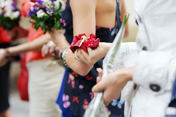 Ręce kobieta z płatków róży — Zdjęcie stockowe