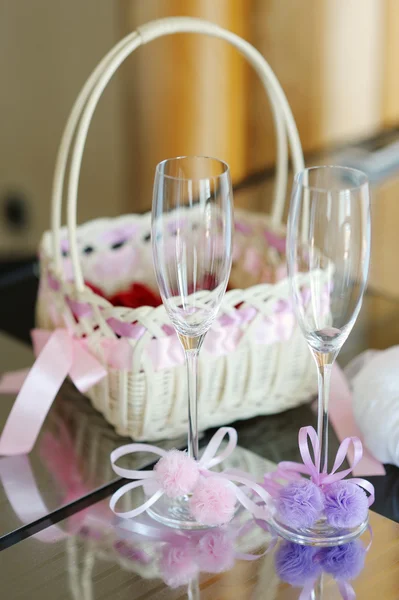 Egy pár esküvői poharak, kosár és egy cseng párna — Stock Fotó
