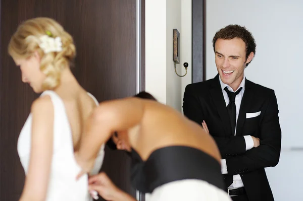 Brudgummen titta på sin brud som redo — Stockfoto